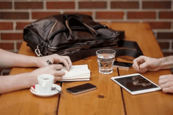 A blogger uses the best free ai text humanizer tool to clean AI-generated content